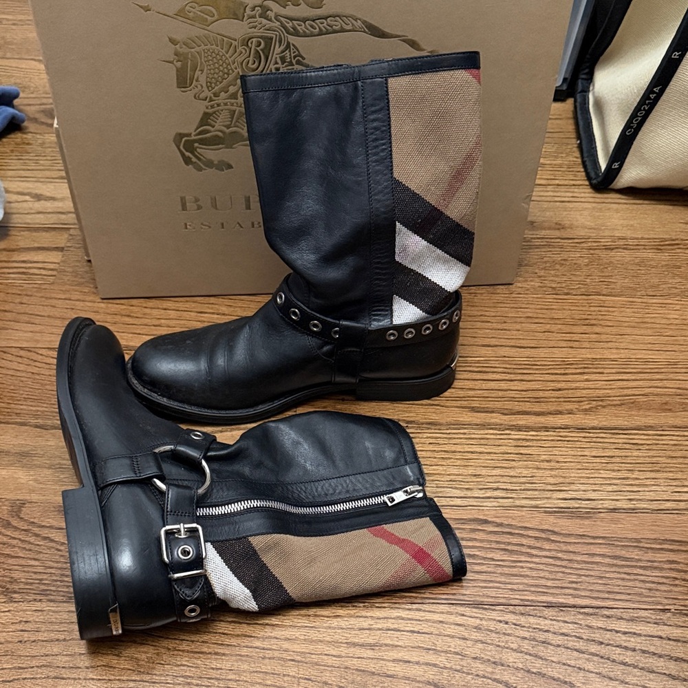 Burberry Black Leather Boots with Tan Plaid